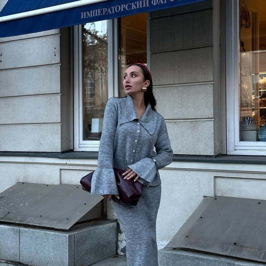 Dvoudílná souprava: růžový kardigan se zvonovými rukávy a polo límcem, rovná sukně