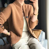 Elegantní, pohodlný a všestranný pletený kardigan pro ženy