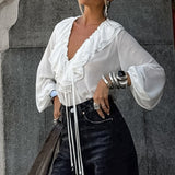 Bílá halenka s volánky, výstřihem do V a rukávy ve tvaru lucerny