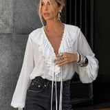 Bílá halenka s volánky, výstřihem do V a rukávy ve tvaru lucerny