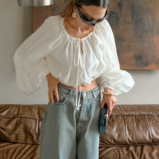 Elegantní halenka s elastickým pasem a kulatým výstřihem, se stahovací šňůrkou.