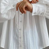 Bílá žakárová bavlněná halenka s vysokým límcem