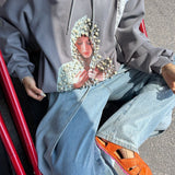 Volná mikina s kapucí a korálkovým potiskem v moderním streetwearovém stylu