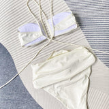 Bikiny s ramínky na krk a květinovým detailem - Elegantní a pohodlné
