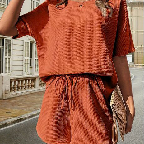 Dámský ležérní outfit - top s krátkým rukávem, kulatým výstřihem a kraťasy s elastickým pasem