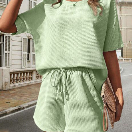 Dámský ležérní outfit - top s krátkým rukávem, kulatým výstřihem a kraťasy s elastickým pasem