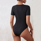 Body femme – Coupe ajustée – Manches courtes – Détail boutons décoratif – Tissu stretch doux