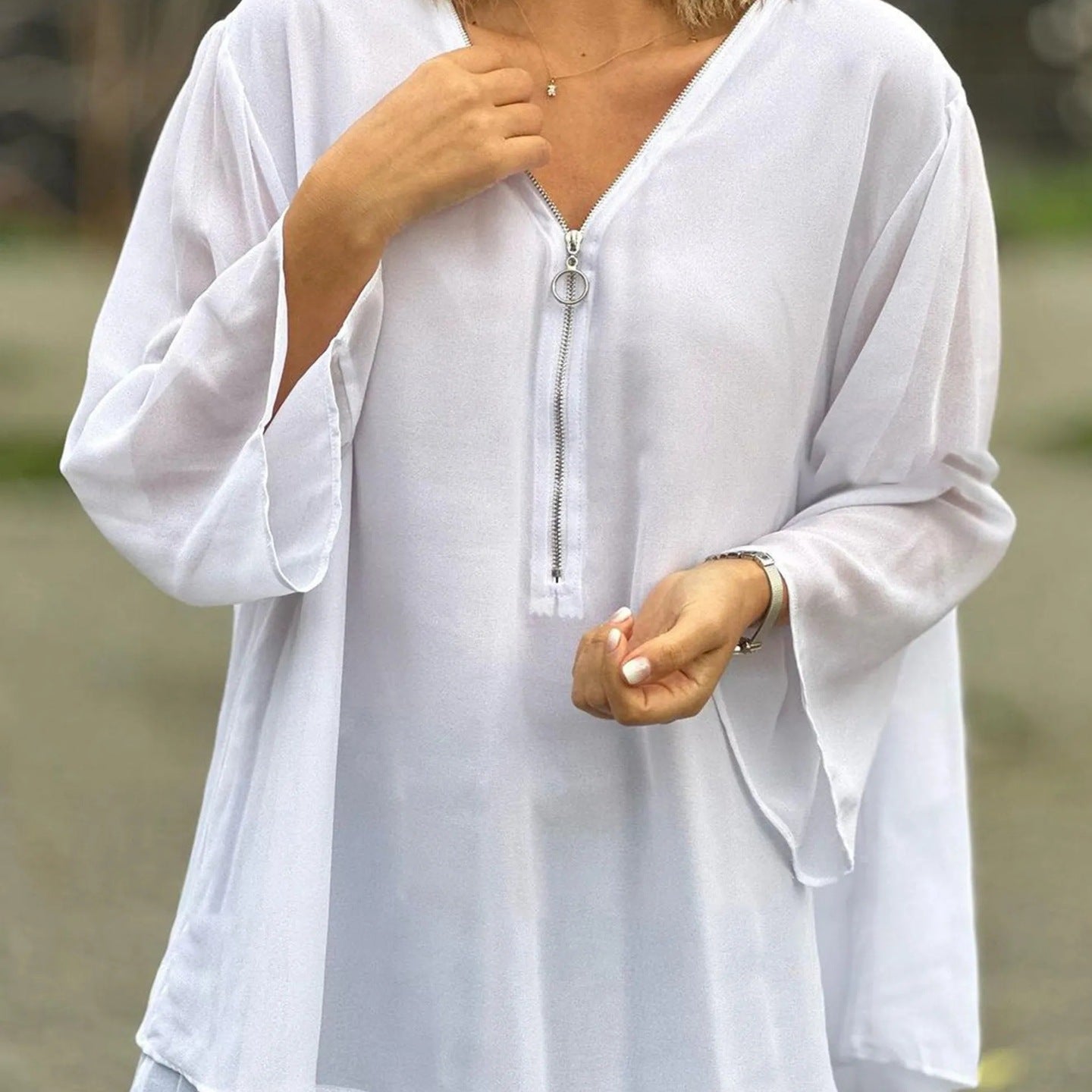 Dámská halenka – Výstřih do V se zipem – Volný střih – 3/4 rukávy – Lehký, splývavý materiál