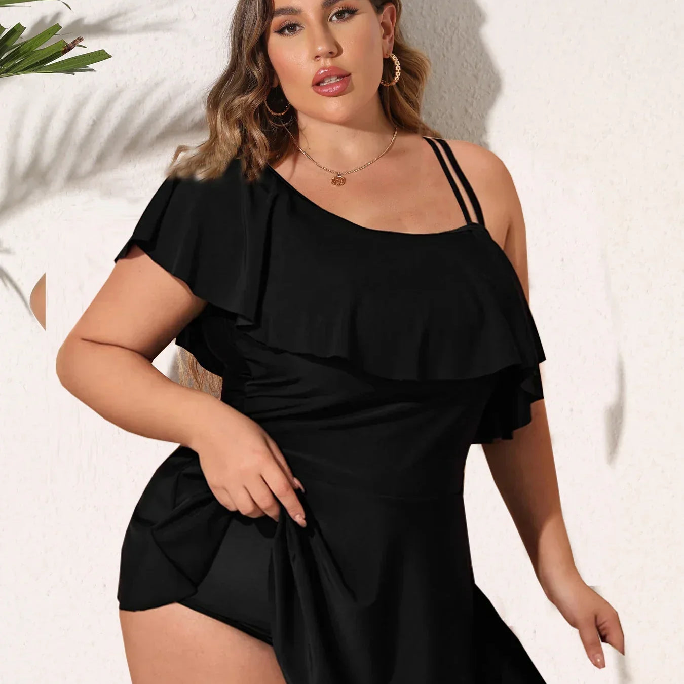 Dámské jednodílné plavky - Asymetrická ramena - Elegantní volánky - Splývavý střih