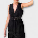 Aurélie - Elegantní krajková šaty s V výstřihem