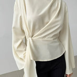 Béžová hedvábná šifonová halenka s vázaným pasem a rozšířenými rukávy, se zavazovacím páskem.