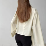 Béžová hedvábná šifonová halenka s vázaným pasem a rozšířenými rukávy, se zavazovacím páskem.