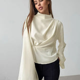 Béžová hedvábná šifonová halenka s vázaným pasem a rozšířenými rukávy, se zavazovacím páskem.