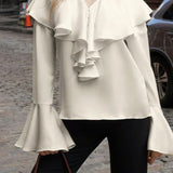 Béžová halenka s volánky, výstřihem do V a rozšířenými rukávy