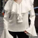 Béžová halenka s volánky, výstřihem do V a rozšířenými rukávy