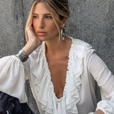 Bílá halenka s volánky, výstřihem do V a rukávy ve tvaru lucerny