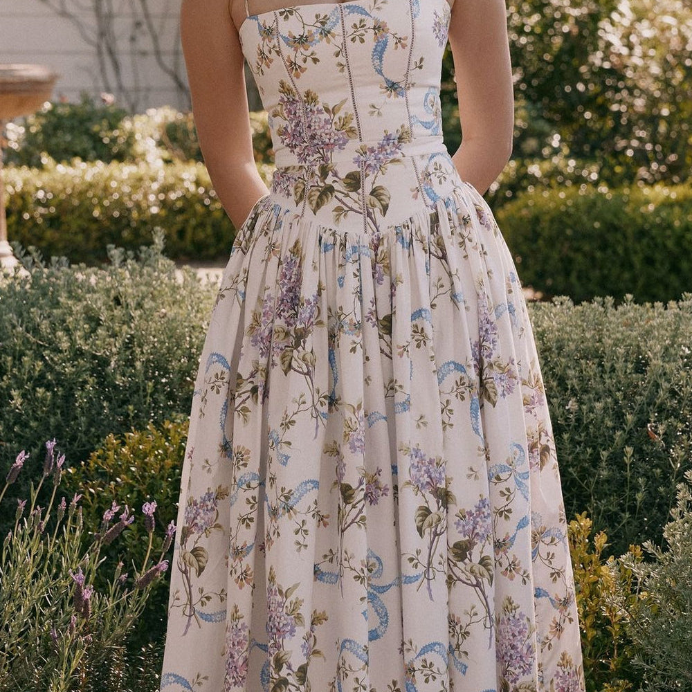 Elegantní dlouhé šaty s jemnými květinami a pohádkovými tílky