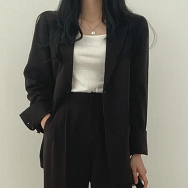 Elegantní sako střihu a kalhoty rovného střihu pro ženy - Rafinovaný a pohodlný styl