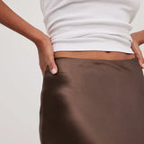 Dámská saténová midi sukně – elegantní splývavá látka – sofistikovaný přiléhavý střih