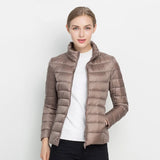 Zářivě zelená péřová bunda, elegantní a pohodlná pro ženy
