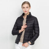 Zářivě zelená péřová bunda, elegantní a pohodlná pro ženy