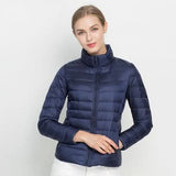 Zářivě zelená péřová bunda, elegantní a pohodlná pro ženy