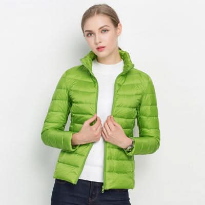 Zářivě zelená péřová bunda, elegantní a pohodlná pro ženy