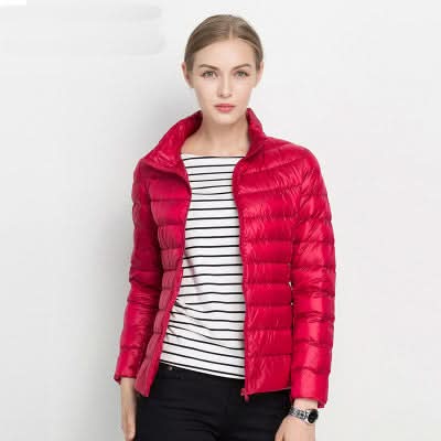 Zářivě zelená péřová bunda, elegantní a pohodlná pro ženy