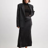 Dámská saténová midi sukně – elegantní splývavá látka – sofistikovaný přiléhavý střih