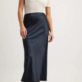 Dámská saténová midi sukně – elegantní splývavá látka – sofistikovaný přiléhavý střih