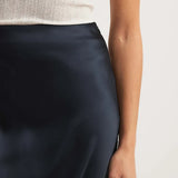 Dámská saténová midi sukně – elegantní splývavá látka – sofistikovaný přiléhavý střih