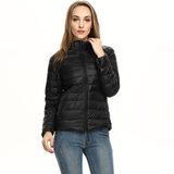Zářivě zelená péřová bunda, elegantní a pohodlná pro ženy