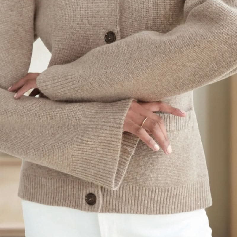 Elegantní, pohodlný a moderní dámský kardigan s knoflíky