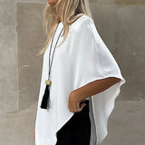 Bílá halenka s asymetrickým kulatým výstřihem a krátkými rukávy