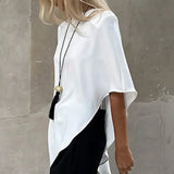 Bílá halenka s asymetrickým kulatým výstřihem a krátkými rukávy