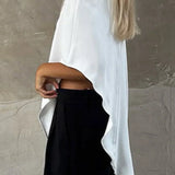 Bílá halenka s asymetrickým kulatým výstřihem a krátkými rukávy