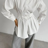 Bílá skládaná halenka s přiléhavým pasem