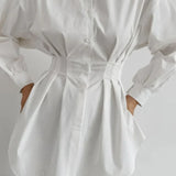 Bílá skládaná halenka s přiléhavým pasem