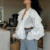 Bílá halenka s volánky, výstřihem do V a rozšířenými rukávy